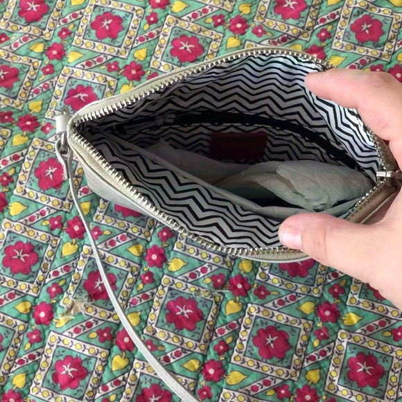 Hobo crossbody city clutch - Picture 3 of 5